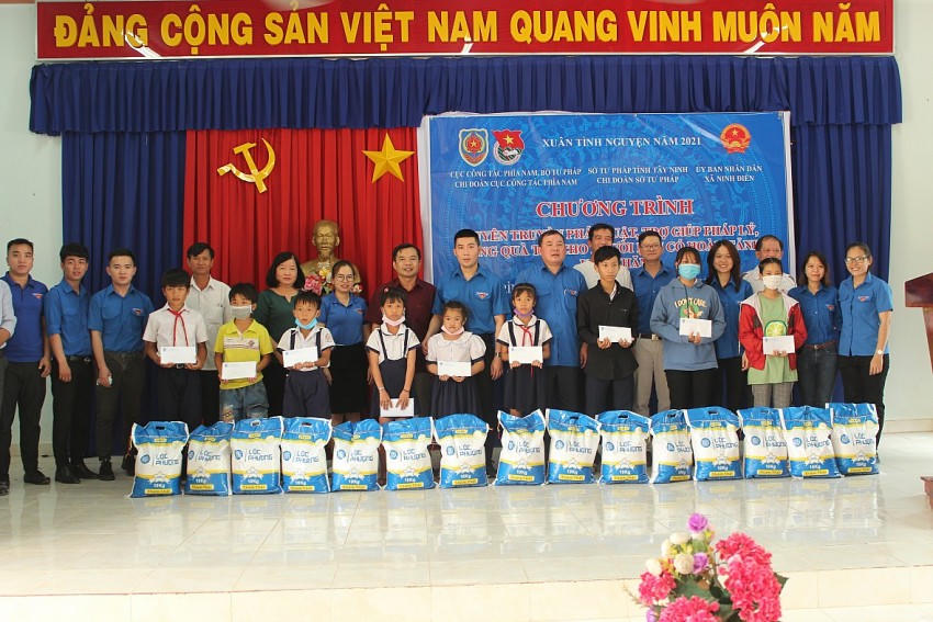 Chương trình tuyên truyền pháp luật kết hợp với trao quà cho các gia đình có hoàn cảnh khó khăn tại tỉnh Tây Ninh.