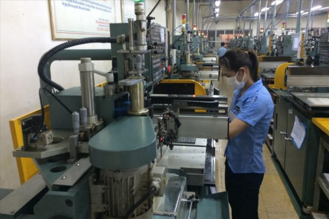 Việc điều chỉnh lương tối thiểu vùng năm 2018 giúp người lao động có điều kiện tăng lương, cải thiện đời sống hằng ngày và tăng mức đóng bảo hiểm. Ảnh: Quế Chi