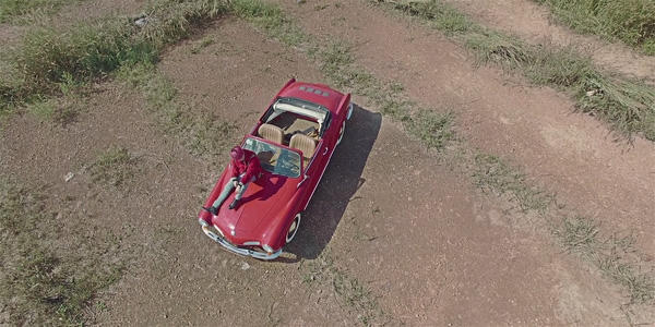 Sơn Tùng trên chiếc siêu xe màu đỏ bắt mắt.