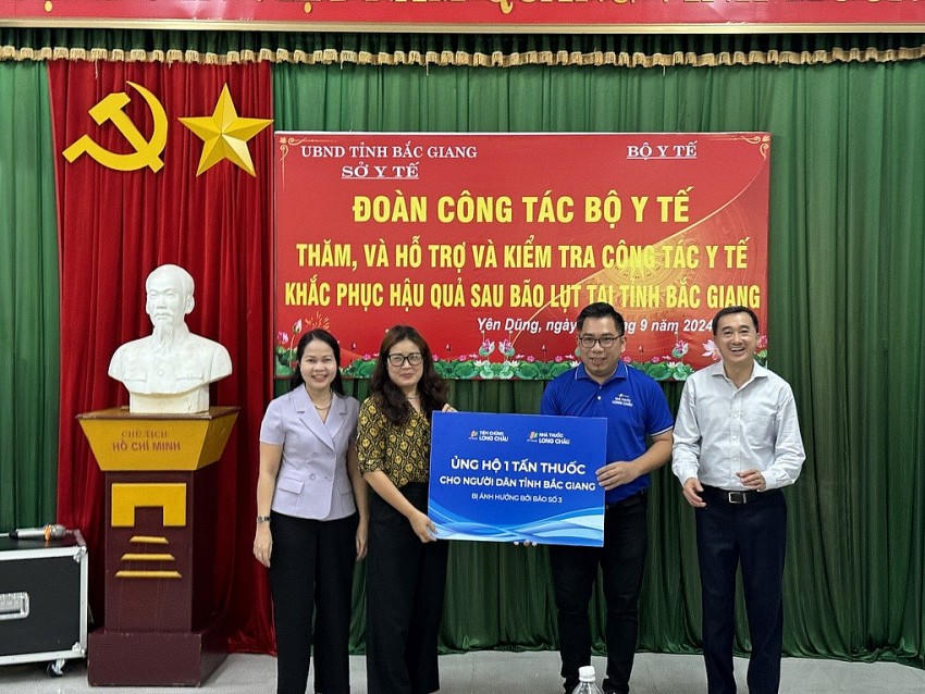GS.TS. Trần Văn Thuấn - Thứ trưởng Bộ Y tế (ngoài cùng bên phải) làm trưởng đoàn đã đến tỉnh Bắc Giang thăm, hỗ trợ và kiểm tra công tác y tế, khắc phục hậu quả sau bão lụt.