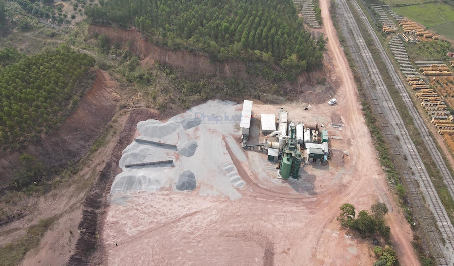 Trạm trộn bê tông nhự nóng của Công ty TNHH đầu tư và xây dựng công trình 656 tại thôn Bảo Lộc 1 xã Bảo Sơn, huyện Lục Nam.