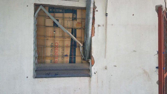 Thanh sắt của công trình rơi trúng nhà trọ vào ngày 24/8.