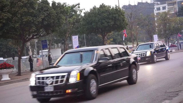 Hai chiếc xe mang biệt danh "quái thú" của ông Trump đang lăn bánh trên đường.