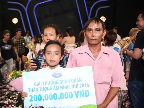 Hồ Văn Cường bên cha mẹ sau khi được công bố trở thành quán quân Vietnam Idol Kids mùa đầu tiên. Ảnh: Ân Nguyễn.