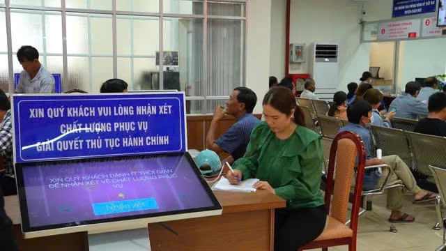 Người dân tham gia giải quyết thủ tục hành chính tại huyện Châu Đức, tỉnh BR-VT.