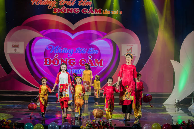 Hồng Quế bế con gái diễn áo dài cho Hoa hậu Ngọc Hân