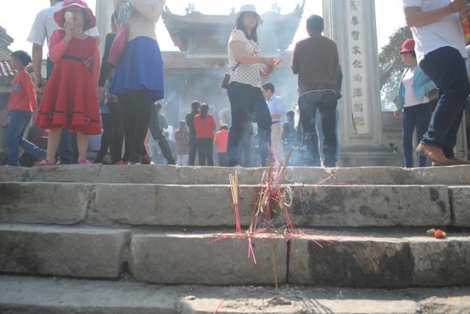 Những bó hương nghi ngút khói đước thắp ngay bậc lên xuống bên bờ sông Mai trông thật khó coi (ảnh Duy Ngợi).