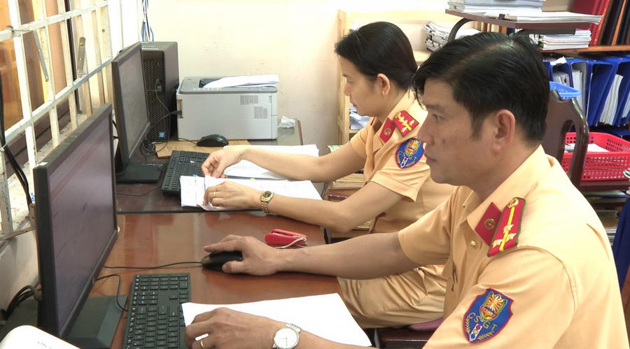 Lực lượng Cảnh sát giao thông Bạc Liêu giải quyết thủ tục hành chính cho người dân thông qua Cổng dịch vụ công Quốc gia.