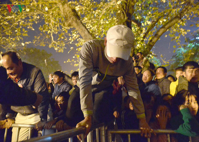 vov_chen_lan_xo_day_trong_le_khai_an_7_EOJKBất chấp nguy hiểm để được vào khu vực làm lễ.