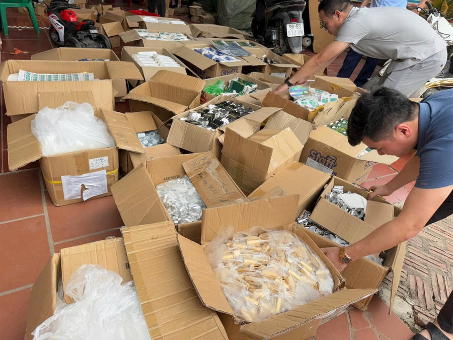 Lực lượng chức năng thu giữ nhiều thành phẩm và công cụ sản xuất mỹ phẩm giả.