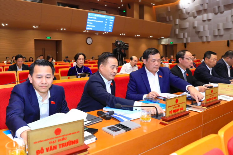 Các đại biểu bấm nút thông qua Nghị quyết tại Kỳ họp thứ 28 HĐND TP Hà Nội.K