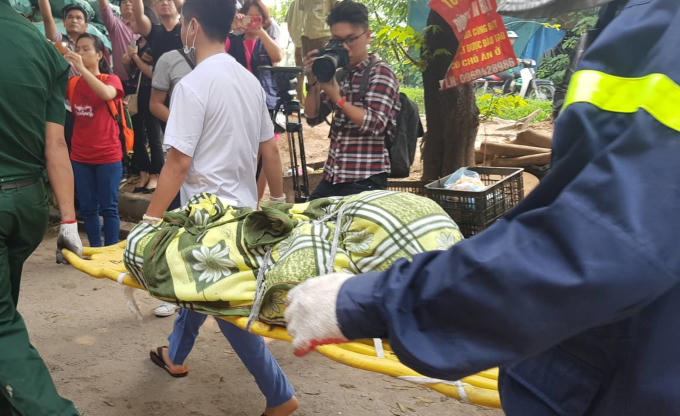 Một trong ba thi thể nạn nhân trong vụ cháy được đưa ra khỏi hiện trường.