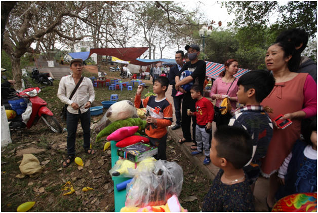 Không những người lớn các bé cũng rất háo hức tham gia trò chơi.