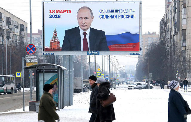 Hình ảnh tranh cử của Tổng thống Putin xuất hiện trên đường phố Nga. (Ảnh: TASS)