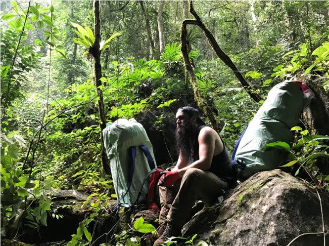 Đạo diễn Jordan Vogt-Roberts trên đường vào hang Sơn Đoòng.