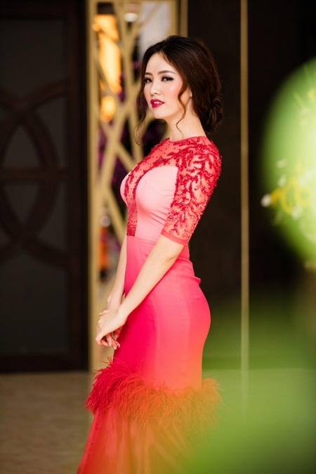 Phần voan mỏng được NTK Xuân Lê đính hoạ tiết san hô tỉ mỉ, để tạo điểm nhấn cho bộ váy dạ hội. Ngoài ra, chi tiết lông vũ ở chân váy khá độc đáo khiến Thuỵ Vân thêm phần quyến rũ.