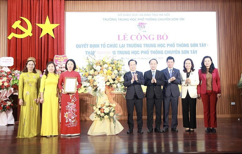 Lãnh đạo Sở GD&ĐT Hà Nội trao quyết định của UBND TP Hà Nội về việc tổ chức lại Trường THPT Sơn Tây thành trường chuyên. (Ảnh: KTĐT)
