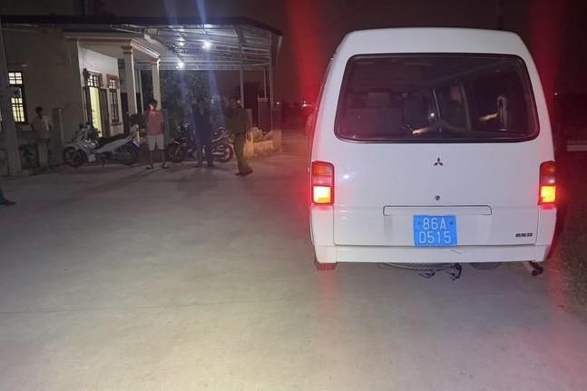 Cơ quan chức năng khám nghiệm hiện trường điều tra nguyên nhân vụ việc (Ảnh DT)