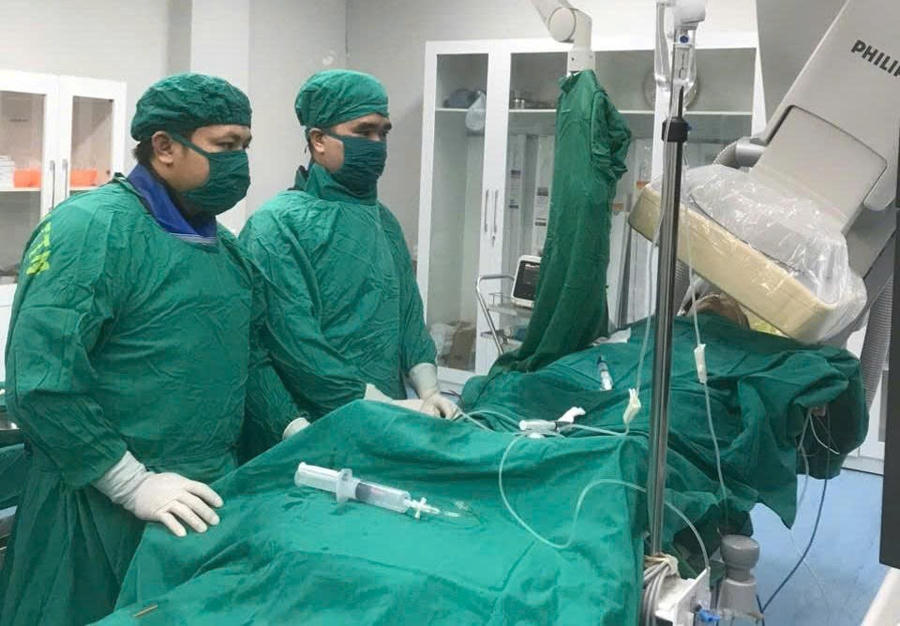 Tiến hành đặt 2 stent động mạch vành phải cho bệnh nhân.