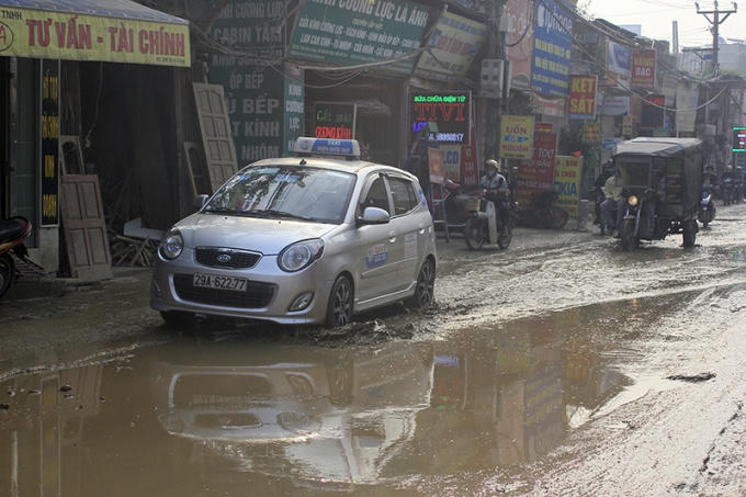 Theo những người dân ở đây cho biết, con đường này hiện đang được thi công đường cống thoát nước. Tuy nhiên do chưa xong nên trời nắng thì bụi mù còn mưa lại lầy lội.