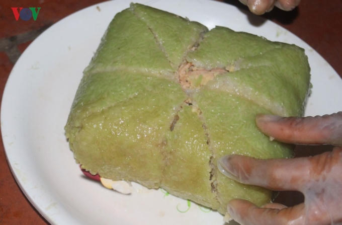 Cao điểm dịp Tết, mỗi hộ d&acirc;n l&agrave;ng Tranh Kh&uacute;c g&oacute;i từ 500 &ndash; 1.500 chiếc b&aacute;nh/ng&agrave;y, thậm ch&iacute; c&oacute; ng&agrave;y g&oacute;i tới 2.000 chiếc/ng&agrave;y. Một chiếc b&aacute;nh chưng cỡ vừa thường c&oacute; gi&aacute; dao động từ 25.000 &ndash; 30.000 đồng/chiếc, c&ograve;n loại b&aacute;nh chưng to hơn th&igrave; l&ecirc;n tới 50.000 &ndash; 70.000 đồng/chiếc.&nbsp;