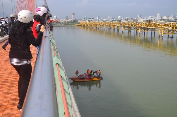 Rất đông người dân đến xem lực lượng công an lặn tìm tang vật vụ án.