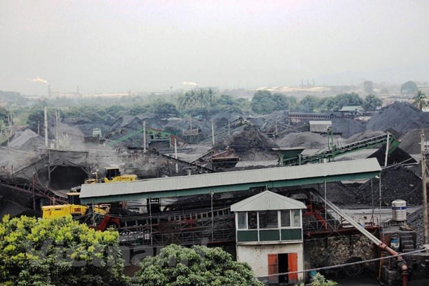 Một bãi tập kết, sàng tuyển xít, than nằm ven sông Kinh Thầy, trên địa bàn tỉnh Hải Dương. (Ảnh: P.V/Vietnam+).