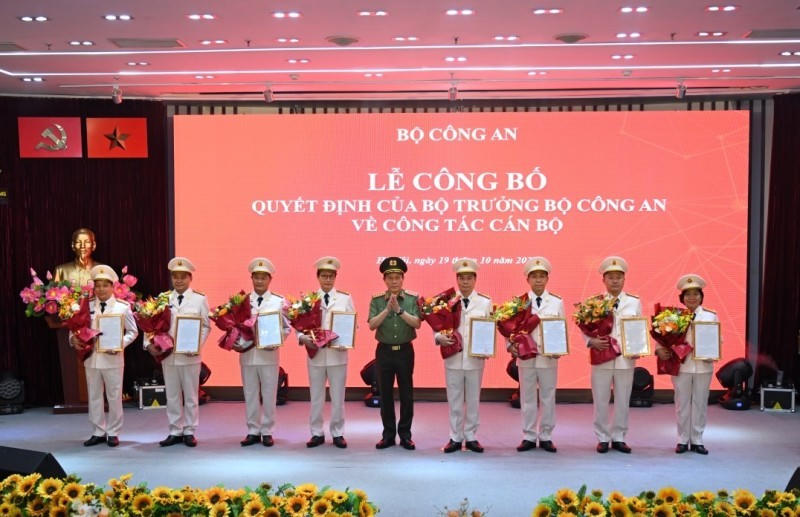 Bộ trưởng Lương Tam Quang trao các quyết định phong cấp bậc hàm sĩ quan cấp cao cho 8 lãnh đạo chủ chốt của MobiFone.