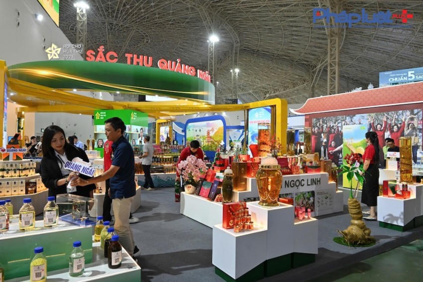 Đa dạng các sản phẩm từ hoa quả cho đến các mặt hàng nông sản đạt tiêu chuẩn OCOP đến các thiết bị giáo dục, văn hoá, nghệ thuật được trưng bày tại Hội chợ Mùa Thu lần thứ I.