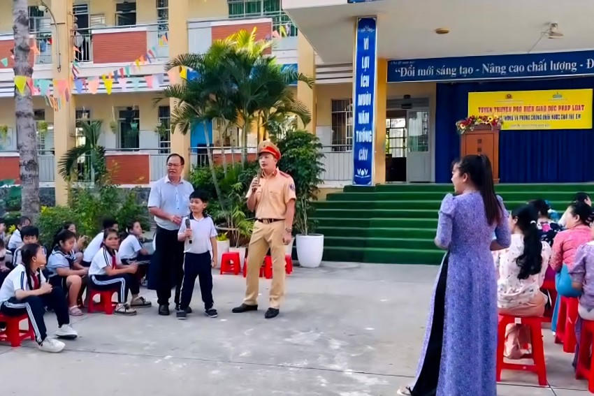 Phòng Cảnh sát giao thông Công an tỉnh Bình Dương tiếp tục đẩy mạnh tuyên truyền An toàn giao thông và phòng chống đuối nước cho các em học sinh trong mùa mưa bão.