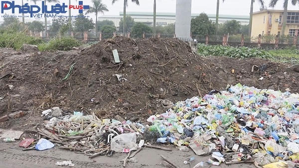 Rác sinh hoạt, rác xây dựng đủ loại tràn ngập ven đường Quốc lộ, đoạn qua Phố Mới, huyện Mỹ Hào, tỉnh Hưng Yên.