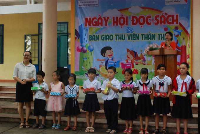 10 em học sinh có hoàn cảnh khó khăn cũng được Trung tâm phát triển vùng đô thị Sơn Trà hỗ trợ.