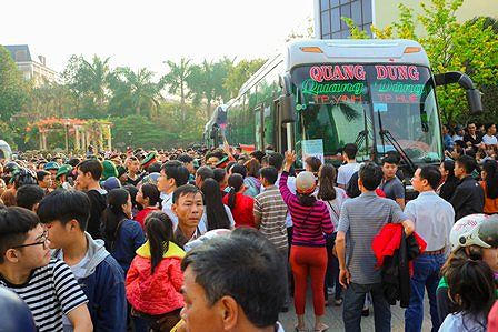 Rất đông người thân tiễn đưa con em lên đường nhập ngũ