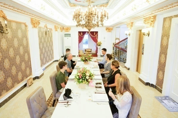 L&yacute; Nh&atilde; Kỳ khoe du thuyền triệu đ&ocirc;, dẫn nh&agrave; sản xuất Ph&aacute;p dạo s&ocirc;ng S&agrave;i G&ograve;n