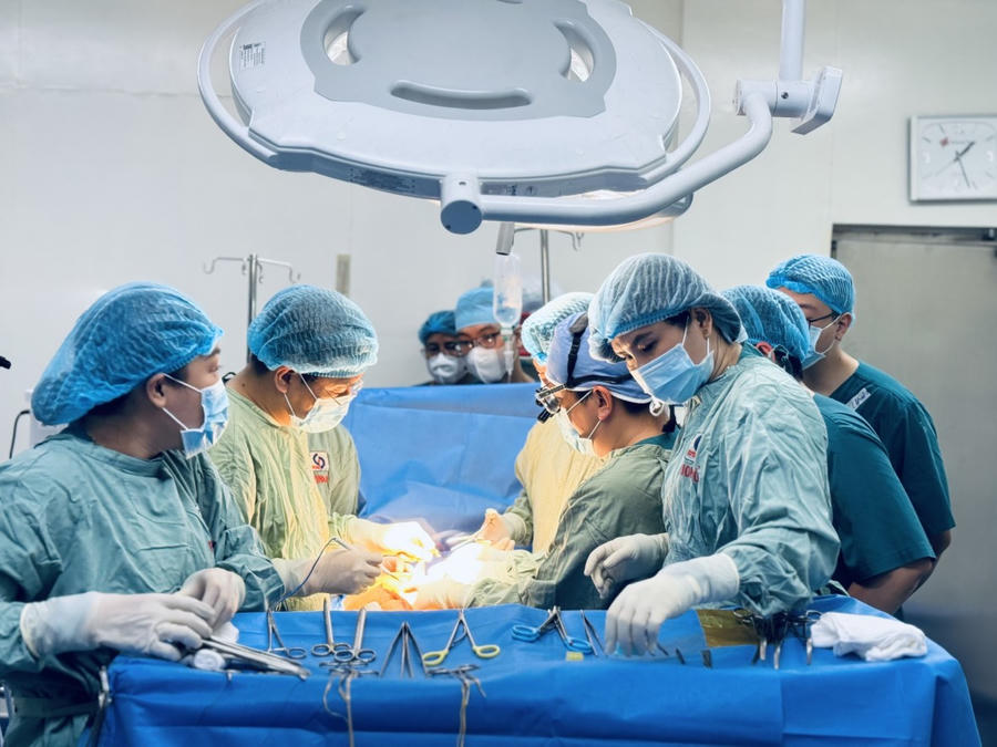Các bác sĩ phẫu thuật lấy tạng từ người hiến chết não (Ảnh: BVCC).
