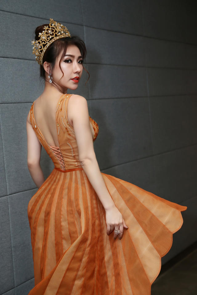 Ho&agrave;ng Y Nhung khoe vẻ đẹp rạng ngời, đầy cuốn h&uacute;t tại 'Hoa hậu doanh nh&acirc;n Việt Nam to&agrave;n Thế giới 2018'