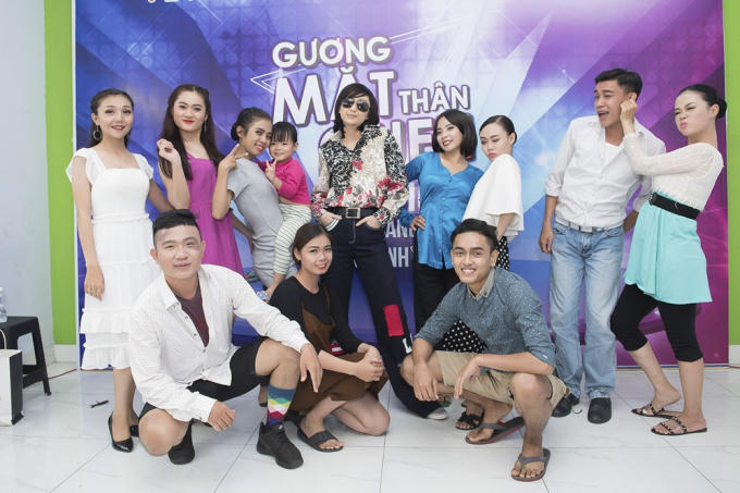 Hà Thu lựa chọn ca khúc “Ghen” để lấy lợi thế về phom dáng gầy, mảnh mai giống danh hài và chỉ cần thêm chiếc mắt kính đen đội tóc giả là hoàn toán không phân biệt được.