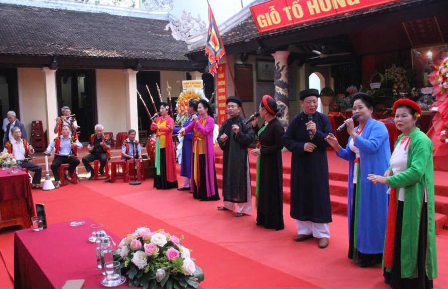 Tiếng hát, tiếng cồng chiêng ngân lên dâng lên lễ vật và lòng thành kính Quốc tổ Hùng Vương. Ảnh: Lê Hường