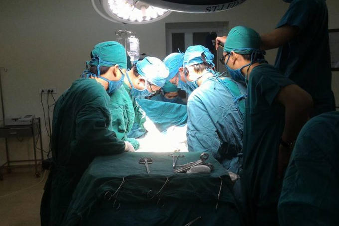 Bác sĩ cấp cứu cho nam thanh niên bị tai nạn giao thông, ảnh: bệnh viện cung cấp