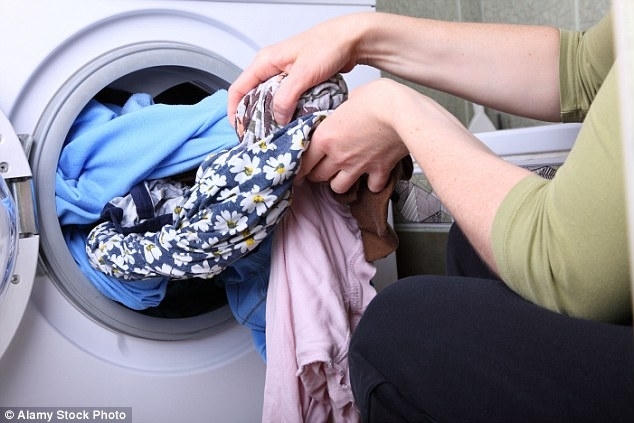 Quần áo có thể hấp thụ các chất hóa học trong nguồn nước, gây ảnh hưởng đến sức khỏe người tiêu dùng. Ảnh: DailyMail