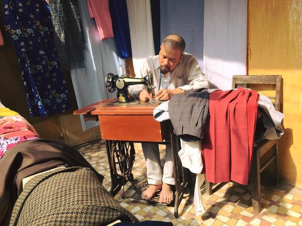 NTK – NSƯT Đức Hùng lần đầu đi chân đất đóng phim Tết Việt xưa. Anh cùng dàn nghệ sĩ khác đã tái hiện lại một thời kỳ bao cấp khắc khổ trong "Tết nghĩa là hy vọng".