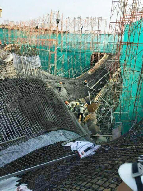  Nhiều khối thép bị cong võng xuống.