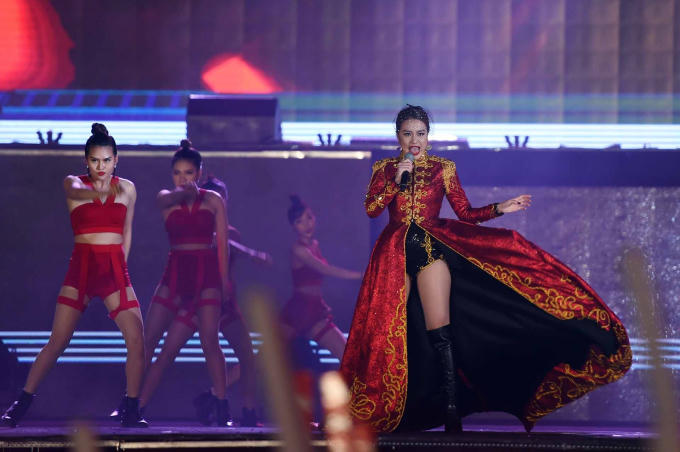 Hoàng Thùy Linh khép lại phần một của chương trình với những bản hit như High (Bay cao), Just you (Chỉ mình anh).