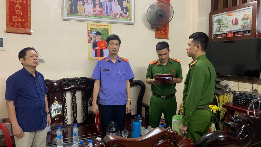 Tống đạt Quyết định khởi tố bị can, thi hành Lệnh bắt bị can - Ảnh Công an Thanh Hóa.