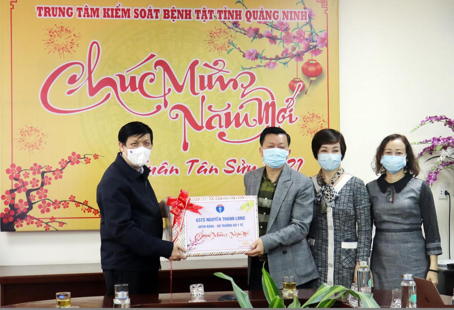 Bộ trưởng Bộ Y tế tặng quà động viên khích lệ cán bộ Trung tâm CDC Quảng Ninh.