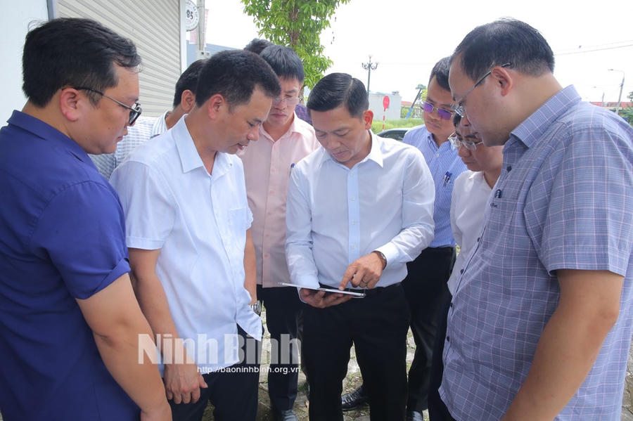 Phó Chủ tịch UBND tỉnh Nguyễn Cao Sơn khảo sát thực địa. Ảnh: baoninhbinh.org.vn/