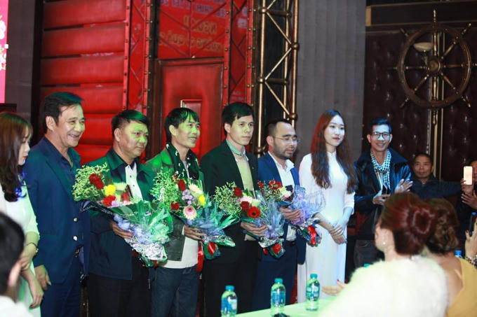 Đạo diễn Phạm Nguyên Bắc trao hoa cho các diễn viên và các nhà tài trợ.