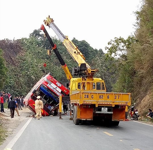 Lực lượng CSGT, lực lượng cứu hộ đưa chiếc xe ra khỏi hiện trường đảm giao thông cho QL6 lưu thông bình thường.