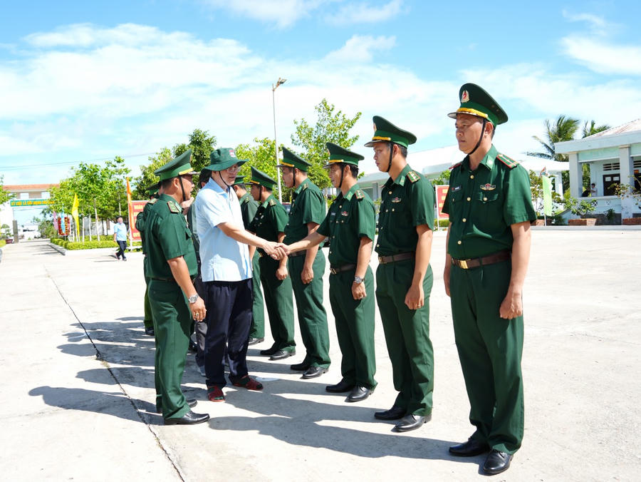 Bí thư Tỉnh uỷ Cà Mau đến thăm và làm việc tại Đồn Biên phòng Rạch Gốc.