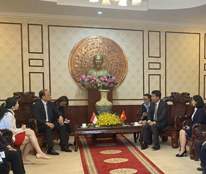 Bí thư Tỉnh ủy Bình Phước Nguyễn Mạnh Cường (thứ 2, phải sang) mong muốn tỉnh và phía Singapore sẽ sớm chung tay xây dựng các chương trình, dự án cụ thể